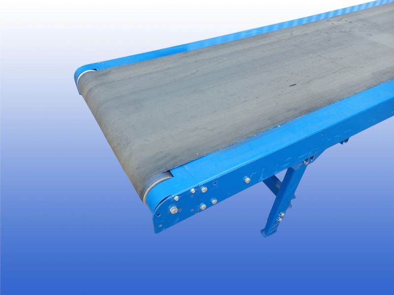 Gebruikte transportband van 4.5 meter met hoogte verstelbare ondersteuningen van 78 cm tot 108 cm.