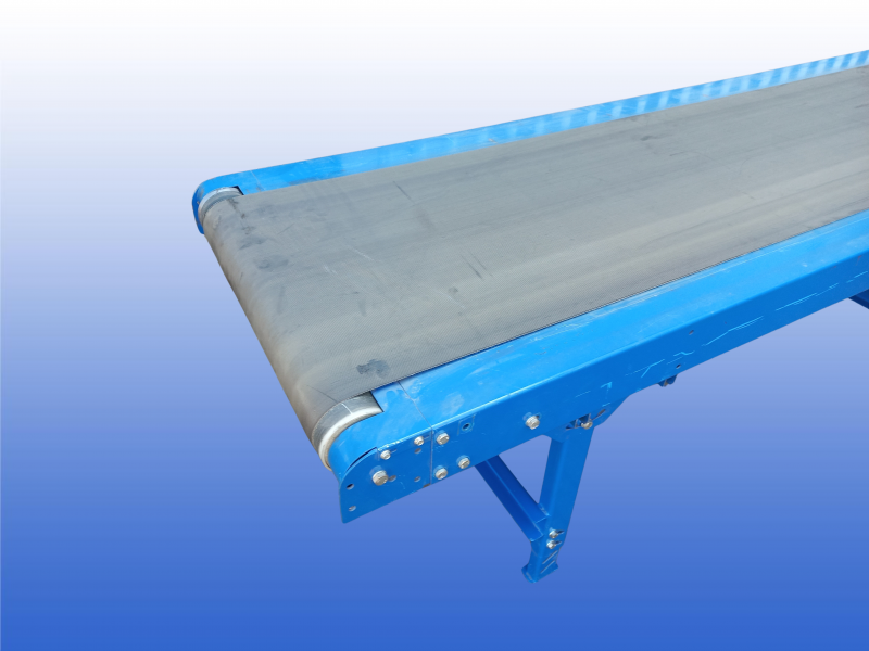 Gebruikte transportband van 4.5 meter met hoogte verstelbare ondersteuningen van 78 cm tot 108 cm.