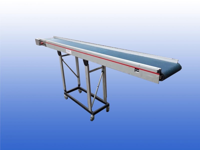 Gebruikte MTF Technik transportband 36 cm breed 3,1 meter lang met zijgeleiding en onderstel op wielen