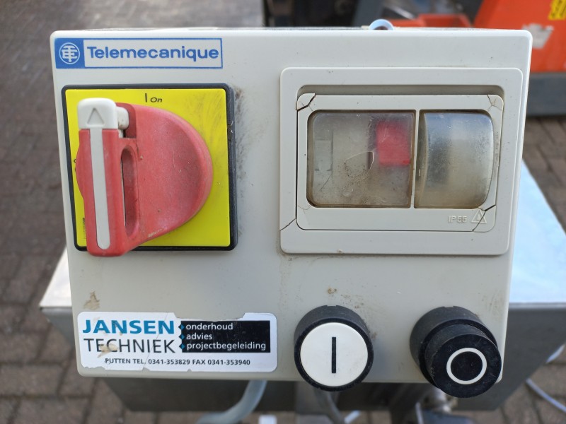 Transportband met 38 cm bandbreedte, besturingskast met aan-uit en hoofdstroomschakelaar, plus bufferfunctie via wieltje