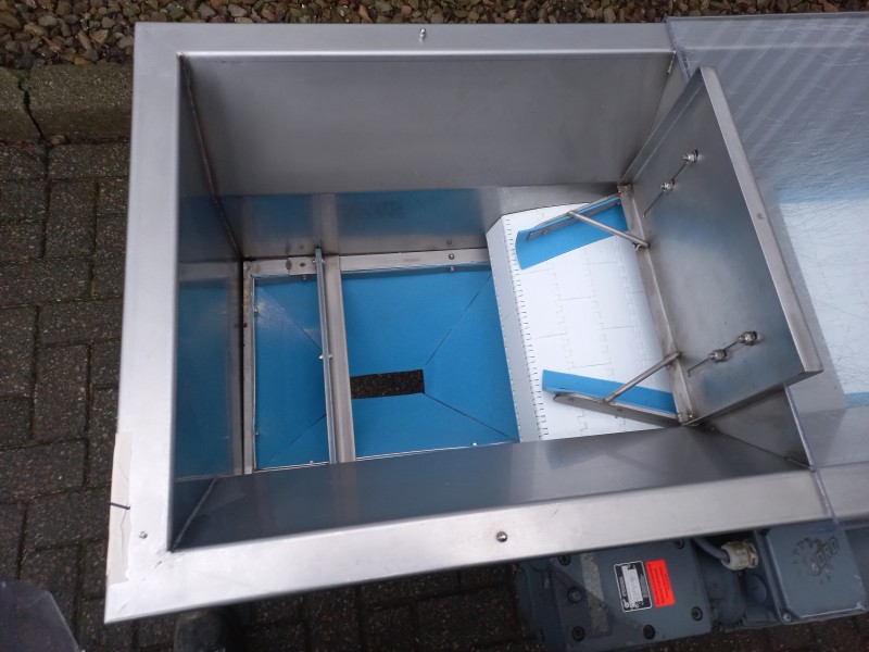 Transportband met grote invoertrechter en uitvoermond van Van Wees Waalwijk – totale lengte 2,45 meter