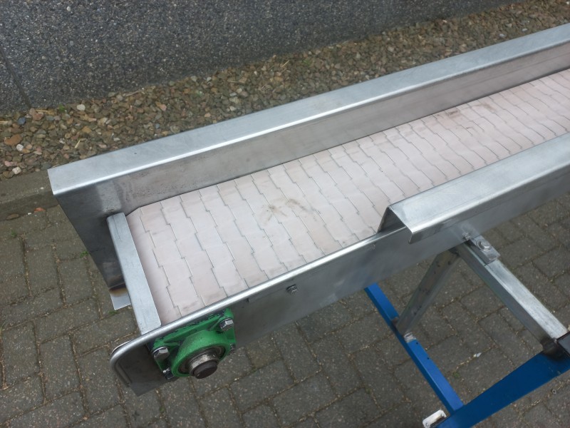 Transportband op wielen met RVS frame, 20 cm bandbreedte en 5,2 meter lengte