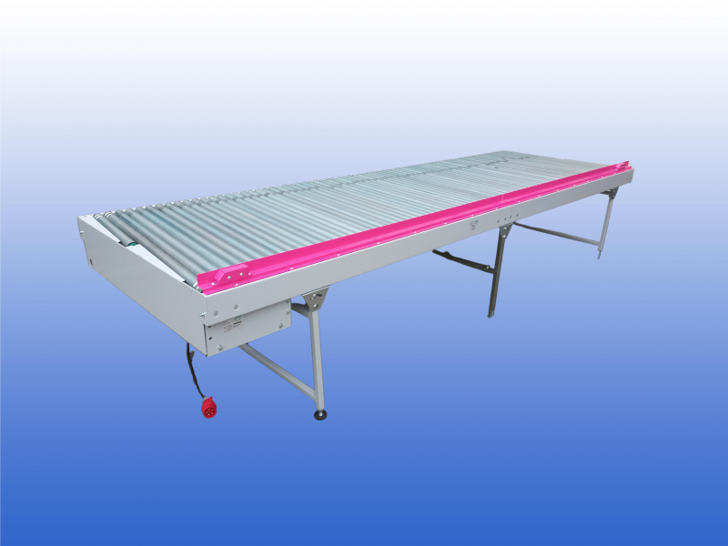 Uitlijn rollenbaan van AMI Fördertechnik met schuine rollen voor het automatisch centreren van producten naar één zijgeleiding.